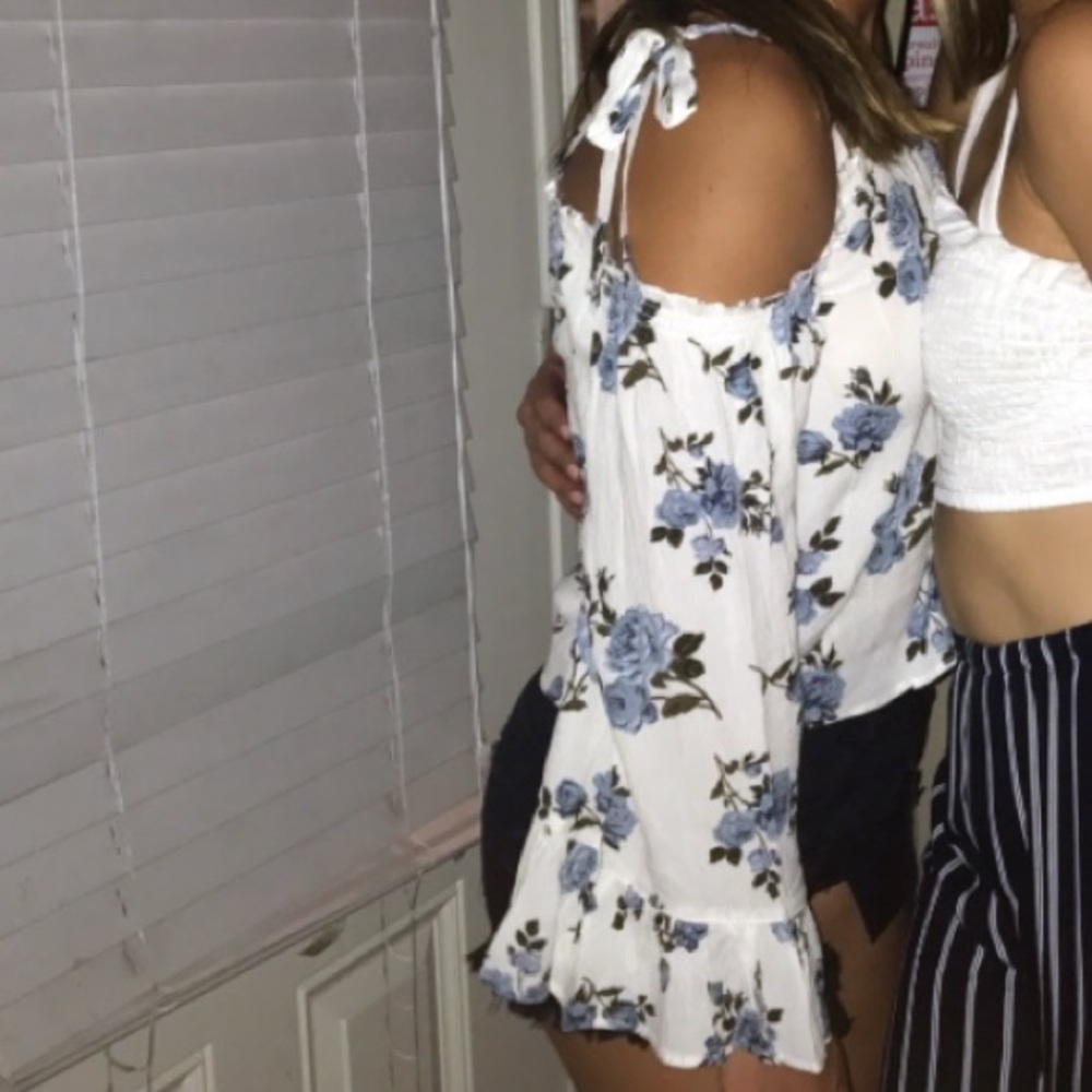 Off the shoulder tie flower long sleeve